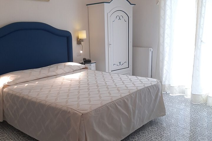 Room 6 of 50