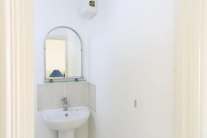 Room 7 of 18