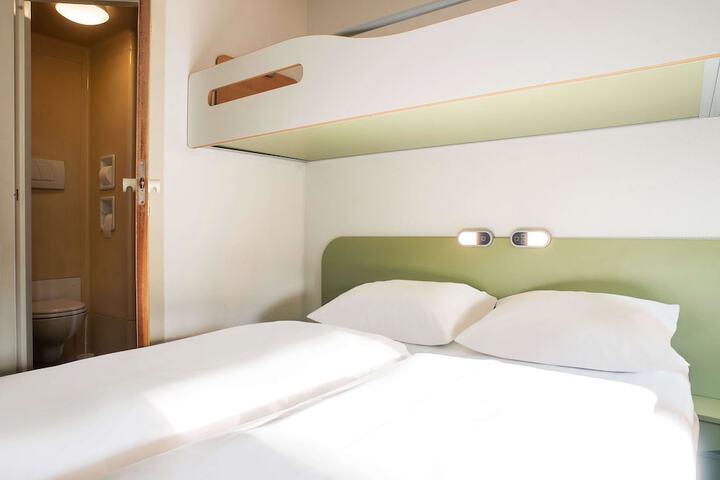 Room 10 of 28