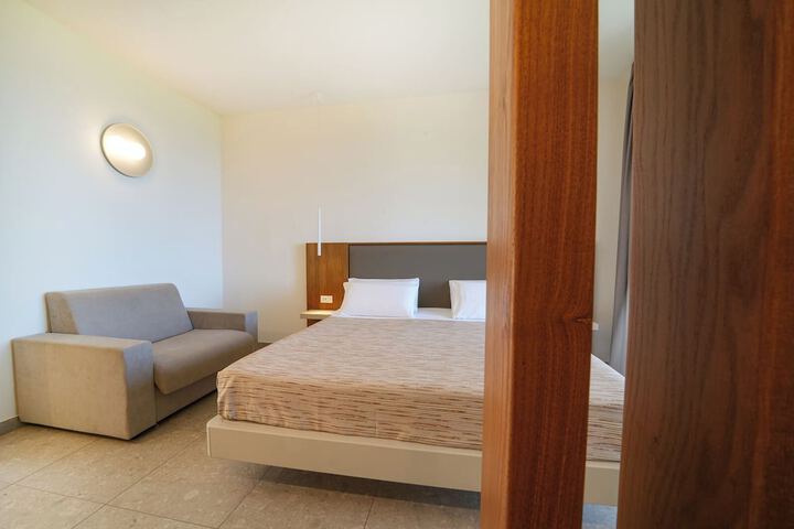Room 42 of 213