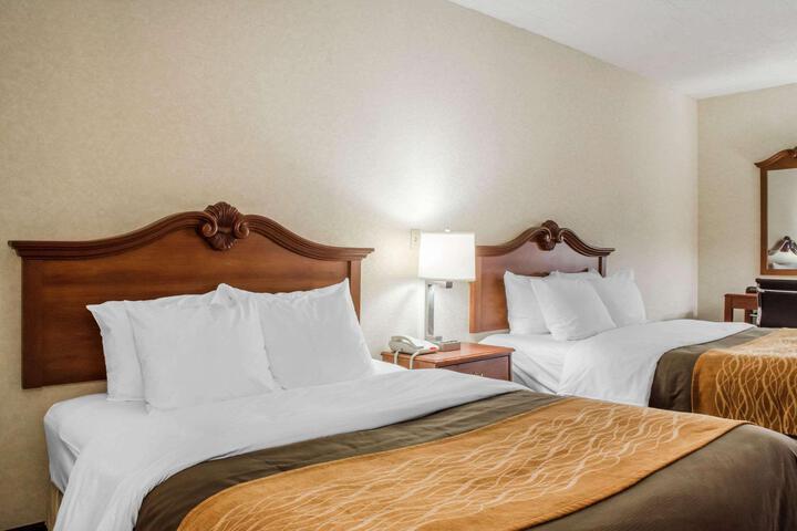 1 Queen Bed (12 of 17)