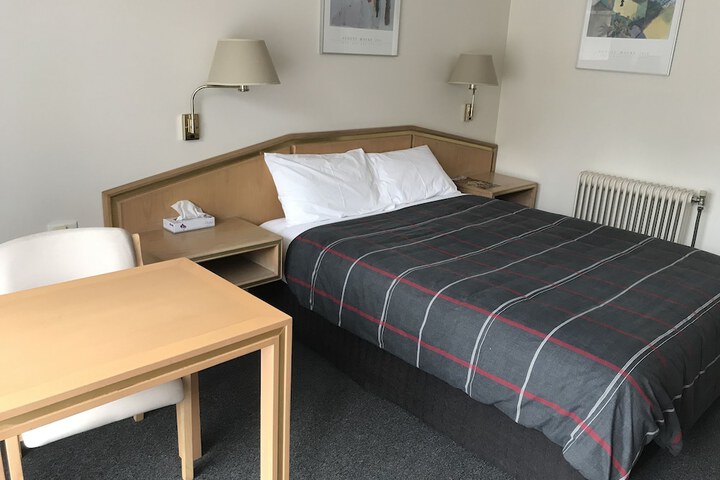 Room 9 of 48