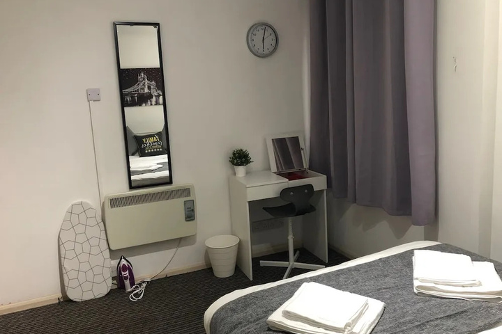 Room 4 of 12