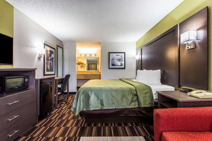 Queen Bed Accessible (3 of 7)