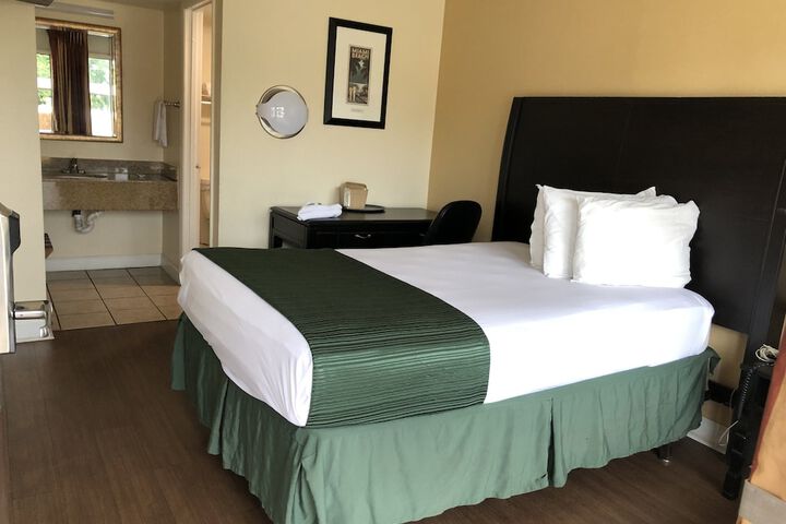 Basic Queen Bed (3 of 6)