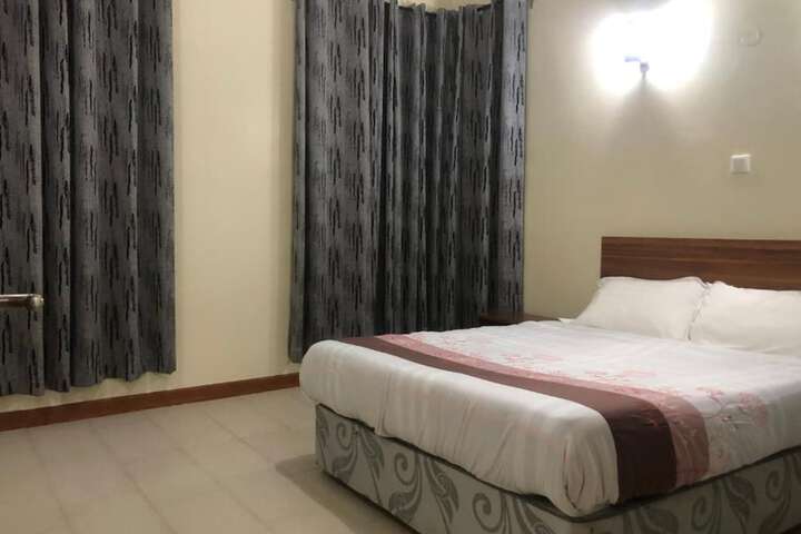 Room 4 of 33