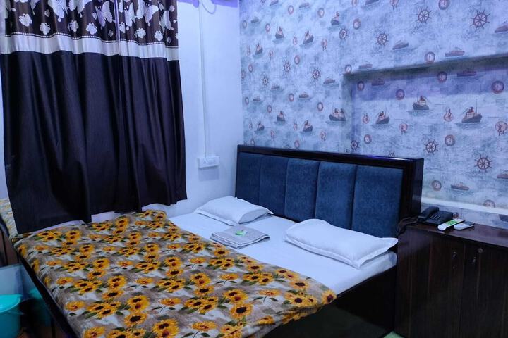 Room 9 of 37