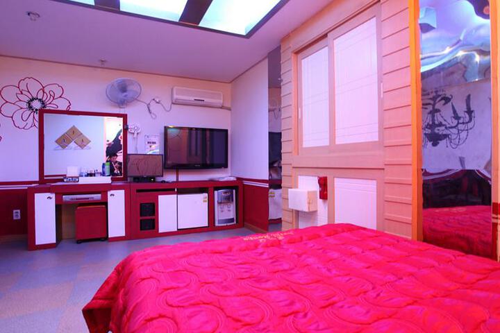 Room 3 of 5
