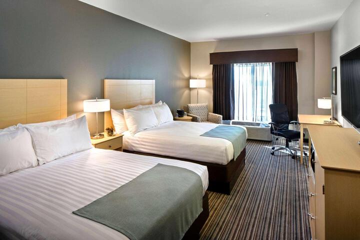 2 Queen Beds (3 of 5)