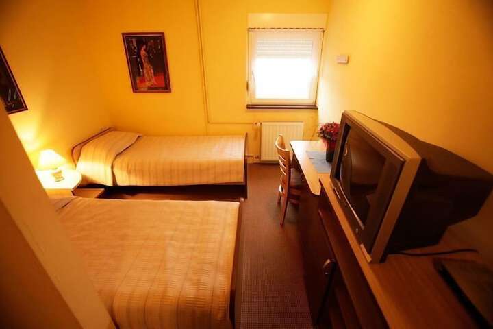 Room 9 of 29