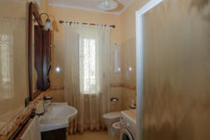 Room 6 of 18