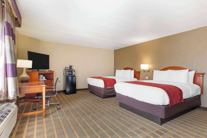 2 Queen Beds (7 of 8)