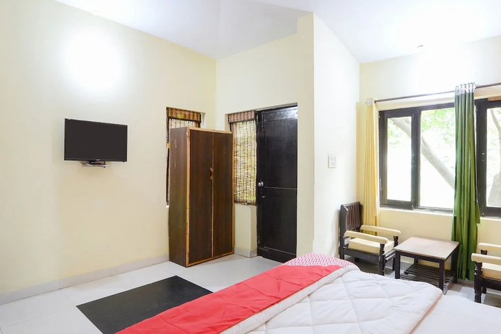 Room 5 of 12