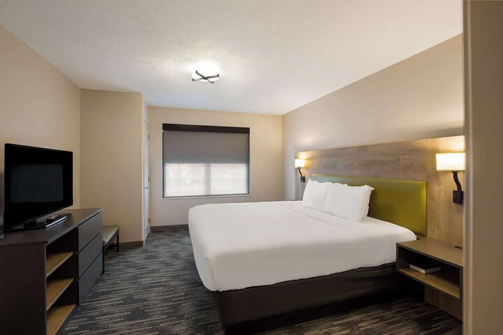 1 King Bed (2 of 30)