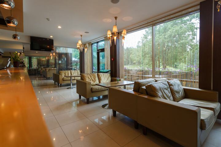 Lounge 41 of 50