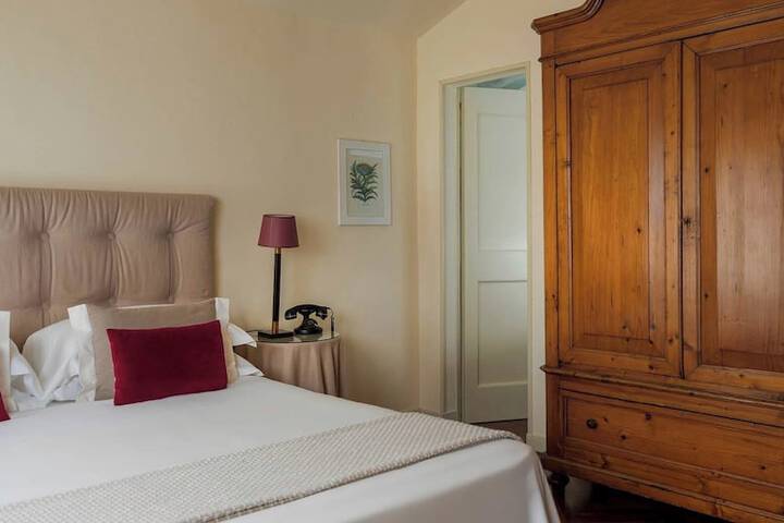 Room 4 of 37