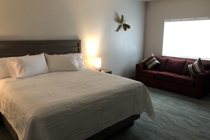 Deluxe Quadruple Room 1 King Bed with Sofa Bed (4 of 6)