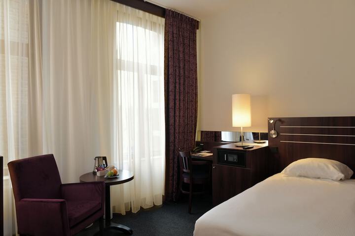 Room 17 of 44