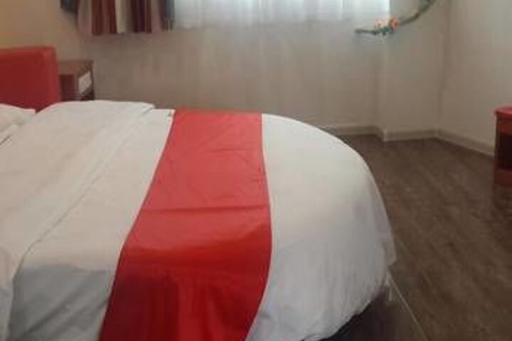 Room 6 of 8