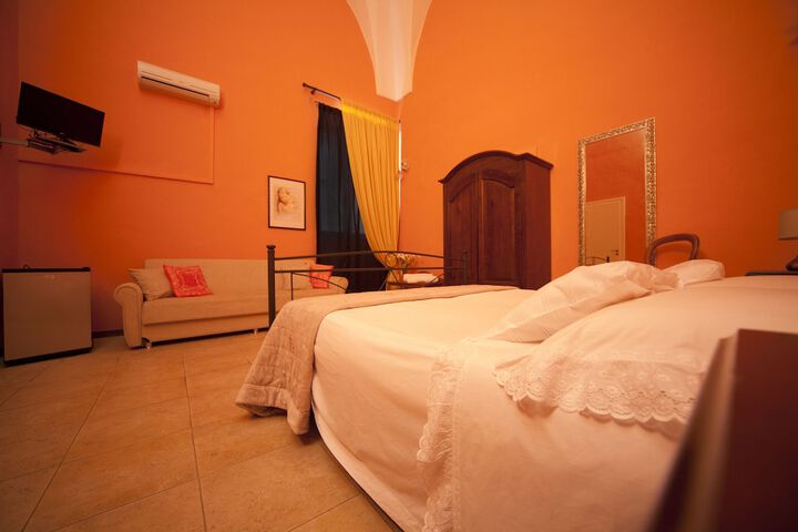 Room 8 of 90