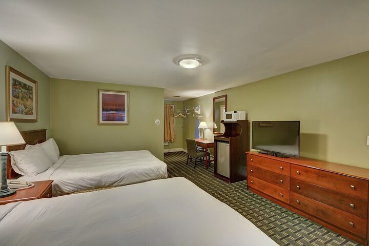 Standard Double Queen Room (4 of 4)