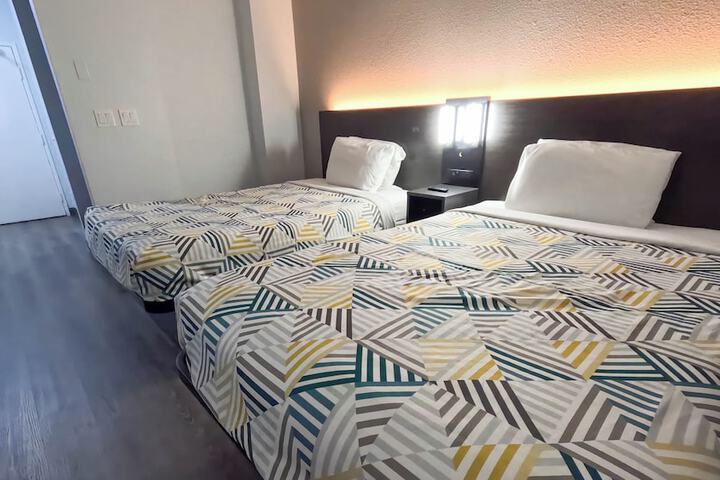 Room 7 of 18