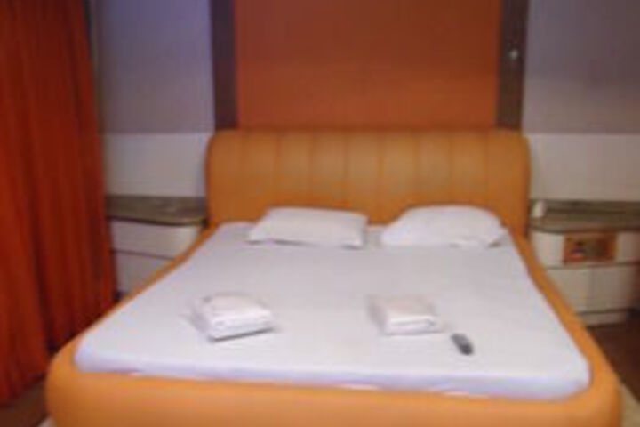 Room 6 of 16
