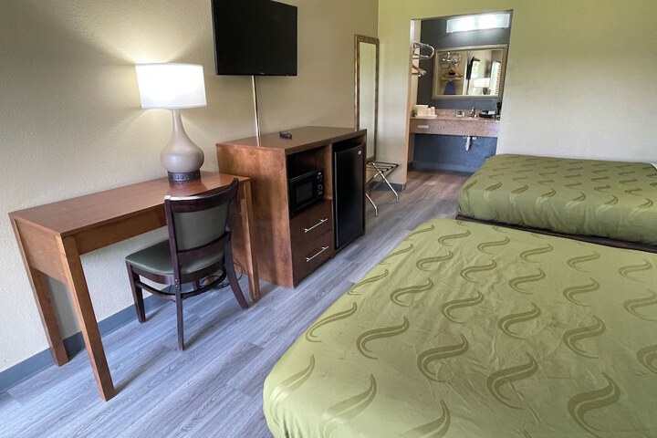 2 Queen Beds (2 of 12)