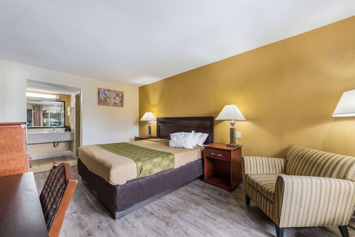1 King Bed (6 of 7)