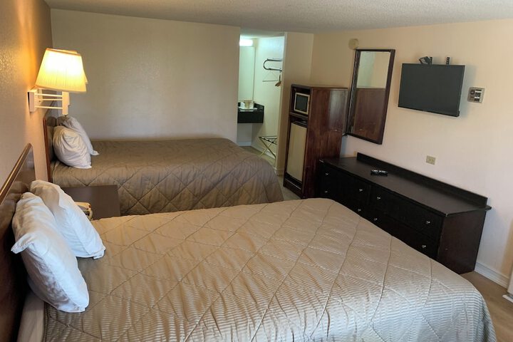 2 Double Beds (6 of 8)