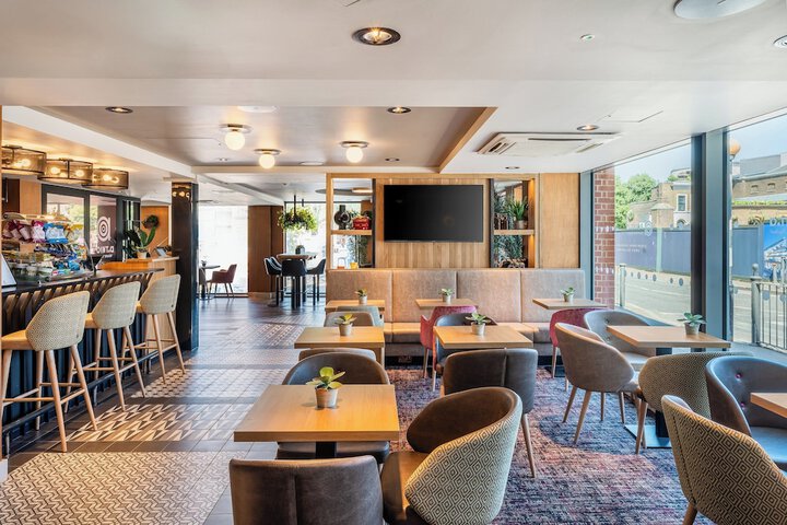 Lounge 50 of 55