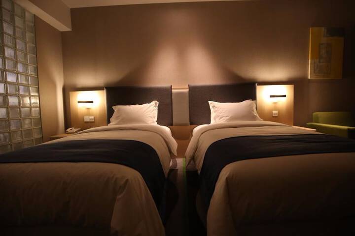 Room 28 of 64