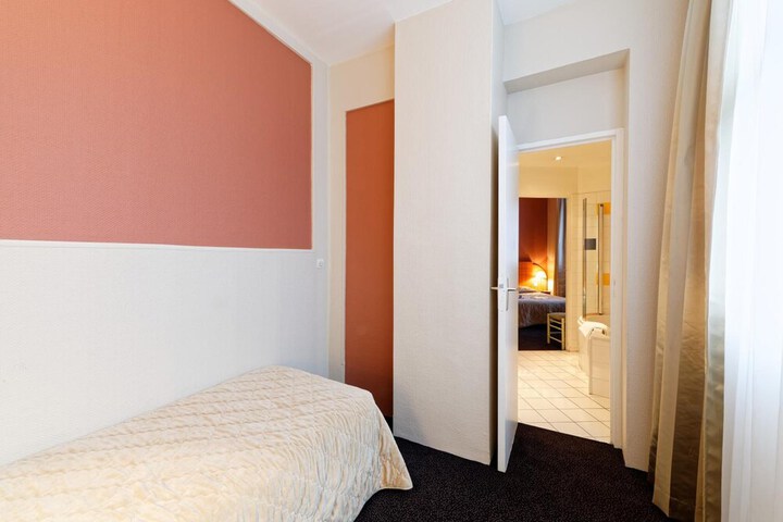 Room 9 of 50