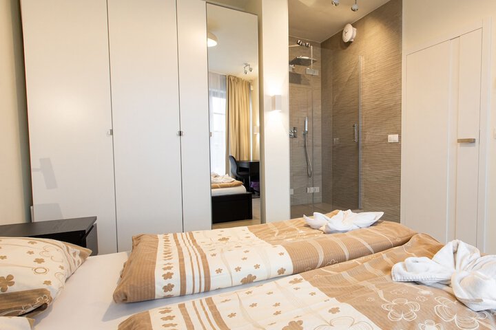 Room 12 of 194