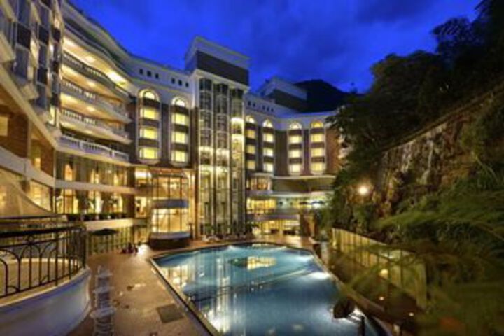 Hotel Pool