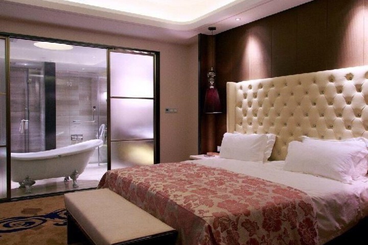 Room 4 of 19