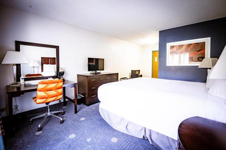 1 King Bed (1 of 7)