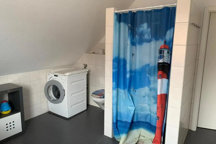 Room 8 of 11