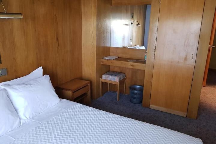 Room 6 of 15