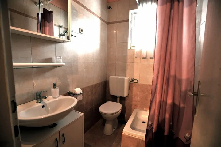Room 5 of 9