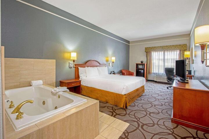 1 King Bed Mobility Hearing Accessible Room Bathtub with Grab Bars (8 of 17)