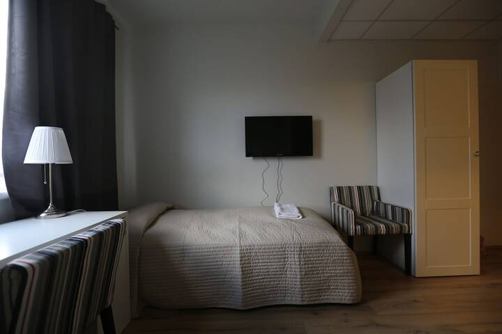 Room 13 of 32