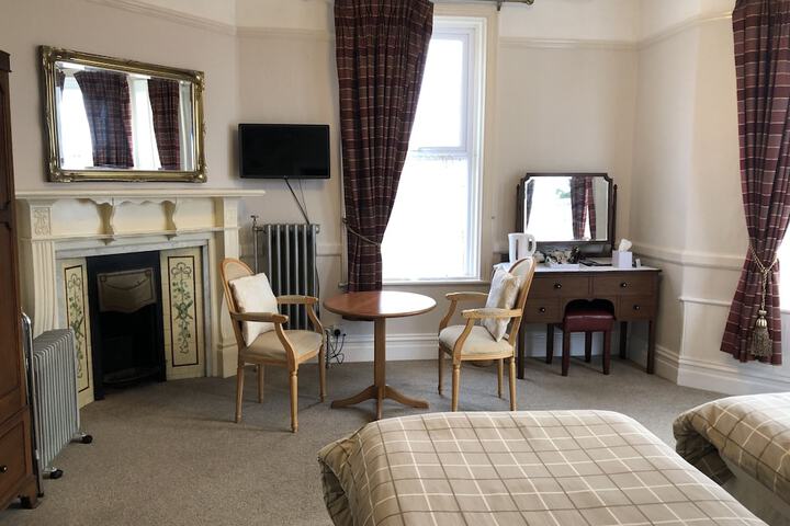 Room 4 of 77