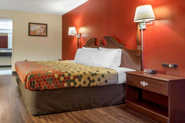 1 King Bed Accessible (4 of 6)