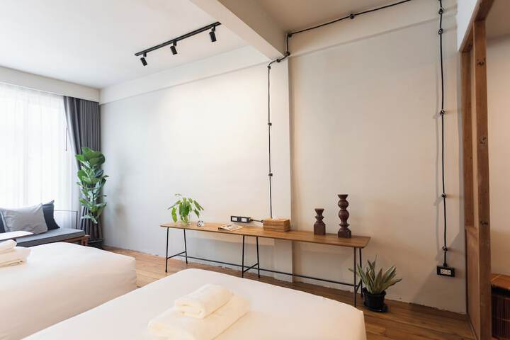 Room 2 of 6