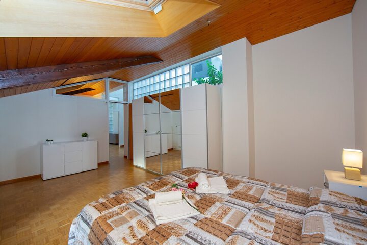 Room 4 of 18