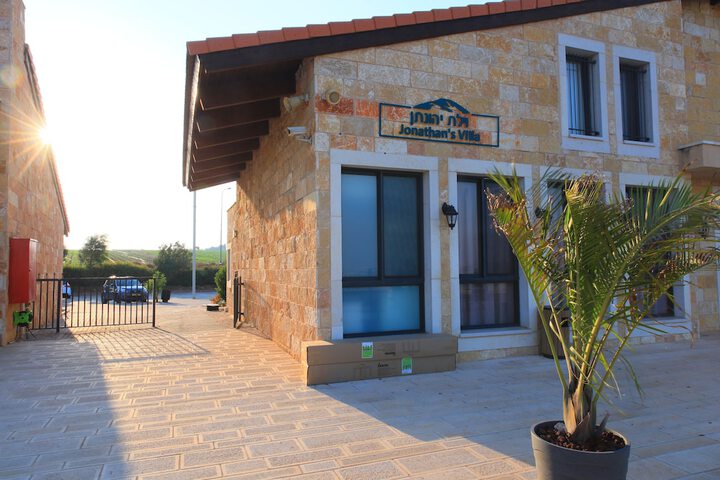 Hotel Exterior 5 of 36