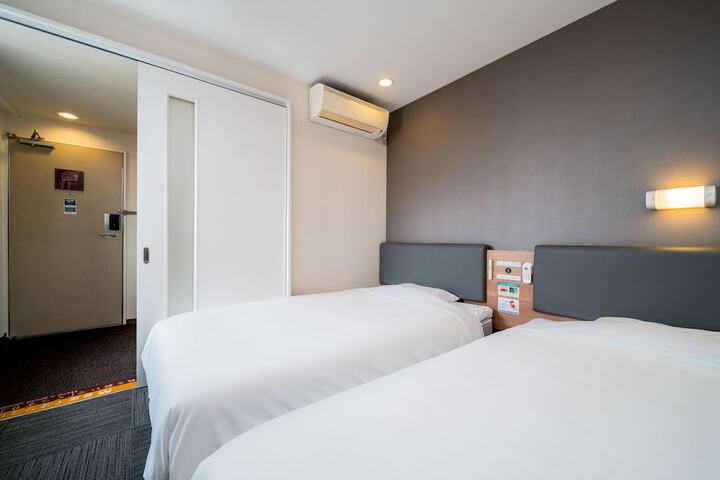 Room 16 of 27