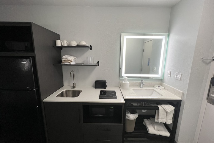 1 Queen Bed Kitchen (1 of 30)