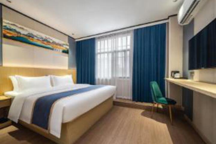 Room 4 of 5